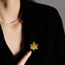 Rose day Brooch anti-glare maple leaf pin female design sense corsage suit fixed clothes accessories French suit high-grade